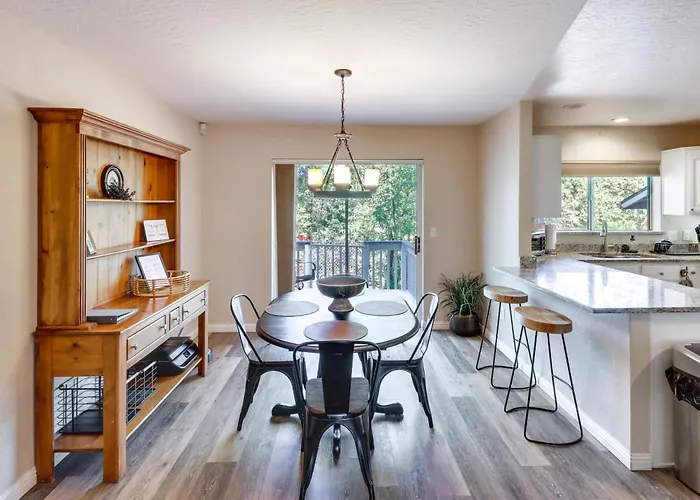Casa vacanze Deck + Game Room: Lakeside 'blue Jay Chalet' *